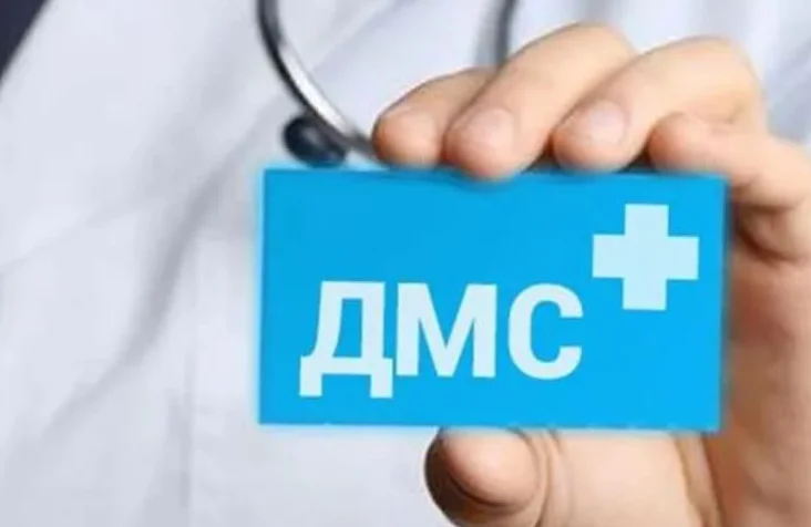 Врач держит карточку ДМС