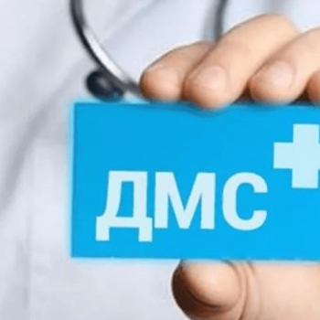 Врач держит карточку ДМС